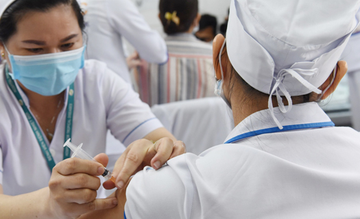 Bộ Y tế đề nghị ưu tiên tiêm vaccine cho y tế tư nhân